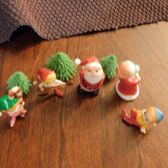 Mr and Mrs Claus with their Elves Set Small Figure Characters Vintage - Picture 4 of 7